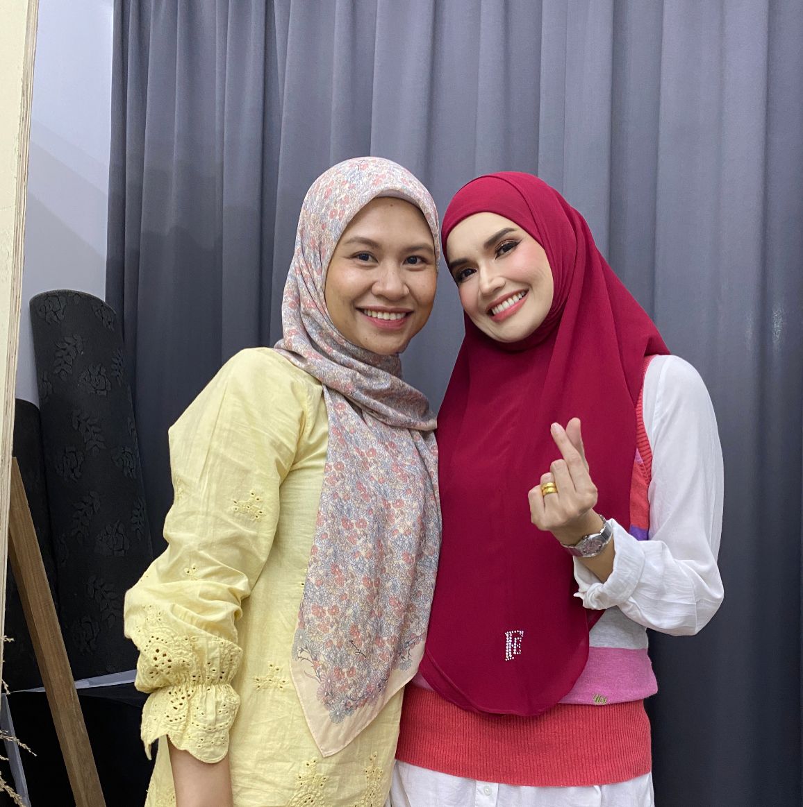 Pengasas dan pemilik Mawar Cotton, Nik Hetty Eliya (kiri) bersama Faezah Elai
